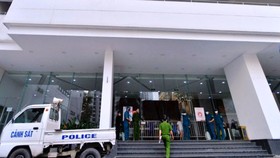 Lực lượng chức năng phong tỏa tòa nhà Center Poit ở phố Lê Văn Lương là nơi ở của bệnh nhân