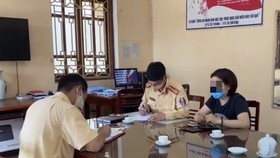 Xử phạt nữ tài xế đi lùi trên cao tốc