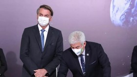 Bộ trưởng Khoa học và Công nghệ Brazil Marcos Pontes ký Hiệp định Artemis, bên cạnh Tổng thống Jair Bolsonaro vào ngày 15-6. Ảnh: space.com