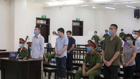 Nhiều giáo sư ngành y có đơn xin giảm nhẹ cho các cựu cán bộ y tế tại CDC Hà Nội