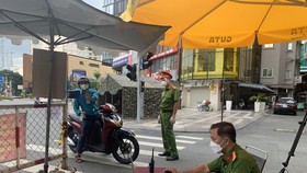 Người dân khai báo y tế qua chốt kiểm soát bằng ứng dụng của Bộ Công an