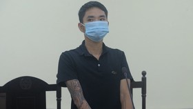 12 tháng tù giam cho thợ cắt tóc giật tóc cán bộ chốt kiểm soát