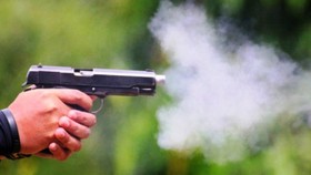 Điều tra vụ dùng súng bắn vào đùi người đang phát quà từ thiện
