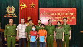 Chương trình Thắp sáng ước mơ trao học bổng cho con của các liệt sĩ hi sinh trong đấu tranh chống tội phạm về ma túy