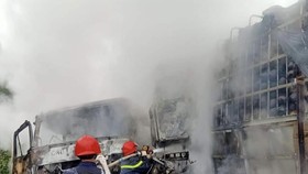 Dập lửa khống chế đám cháy ô tô sau tai nạn. 