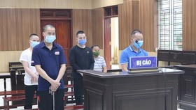 4 bị cáo (đứng) tại tòa. Ảnh: L.N.