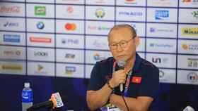 HLV Park Hang Seo mơ cùng tuyển nữ và U22 Việt Nam bay về Hà Nội với những tấm HCV (Ảnh Dũng Phương)