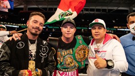 Canelo ăn mừng chiến thắng
