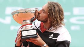 Tsitsipas hôn chiếc cúp vô địch Monte Carlo Masters