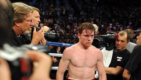 Hình ảnh buồn nản của Canelo sau trận thua Mayweather hồi 8 năm về trước