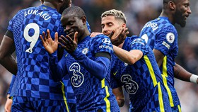 Jorginho ăn mừng cùng Kante