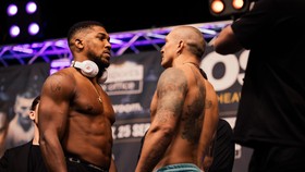 AJ đối mặt với Usyk