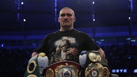 Usyk trở thành nhà vô địch thế giới mới, giữ 4 đai hạng nặng