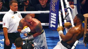 Usyk đánh bại AJ, sau đó được Vitali chúc mừng