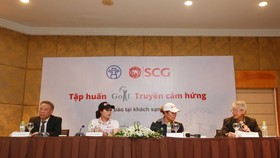 Hai golf thủ nữ người Thái Lan rất háo hức có mặt tại Hà Nội lần này. Ảnh: NGỌC HẢI