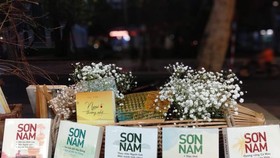Trao tặng bộ sách 20 tựa cho gia đình nhà văn Sơn Nam