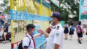 Increasingly monitoring students after Tet holiday is an effective way to stop the spread of Covid-19 (Photo: SGGP)