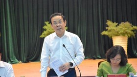 Secretary of HCMC Party Committee Nguyen Van Nen is delivering his speech in the meeting with Binh Tan District authorities. (Photo: SGGP)
