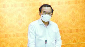 Secretary of Ho Chi Minh City Party Committee Nguyen Van Nen is delivering his speech in the meeting.