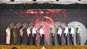 Prime Minister Pham Minh Chinh and other delegates are pressing the button for the launch of the National Population Database and the Citizen ID Card Management System (Photo: SGGP)