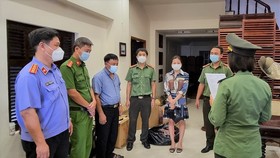 The Investigation and Security Agency under the Da Nang City Public Security Department is reading the decision to prosecute Van Thi Thuy Tien
