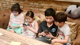 It is advisable not to let children use the Internet without monitoring (Photo: SGGP)
