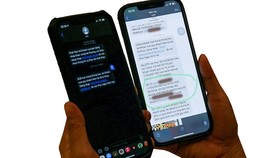 Mobile phone users are sharing fake SMS with friends for warning purposes. (Photo: SGGP)