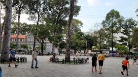 HCMC residents are doing exercise outsides to minimize the spread of Covid-19. (Photo: SGGP)