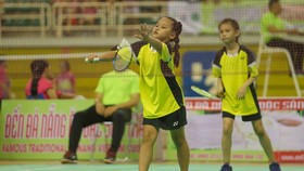 Đôi nữ U 11 TPHCM ra quan trong ngày khai mạc. Ảnh: Dũng Phương