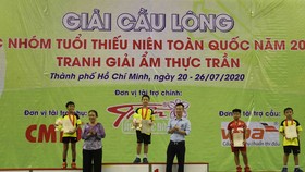 Ban tổ chức trao giải cho lứa tuổi U11. Ảnh: Dũng Phương