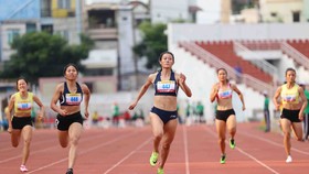 Lê Tú Chinh về đích ở nội dung 100 m chung kết nữ. Ảnh: Dũng Phương