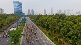 Giải đua xe đạp phong trào TPHCM mừng xuân Tân Sửu 2021 nhìn từ trên cao. Ảnh: Dũng Phương