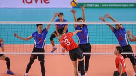Đội Ninh Bình (đỏ) - TPHCM 1-3. Ảnh: DŨNG PHƯƠNG