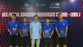 Ông Trần Anh Tú trao quà tặng cho các học viên tham dự