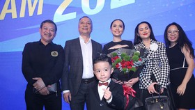 Gia đình Văn Quyết có mặt tại Gala chung vui cùng anh. Ảnh: DŨNG PHƯƠNG