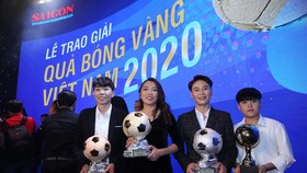 Huỳnh Như cùng các cầu thủ nữ đoạt giải năm 2020. Ảnh: Dũng Phương