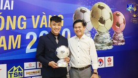 Chủ tịch CLB Thái Sơn Nam Trần Anh Tú chia vui cùng Hồ Văn Ý