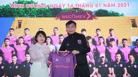 HLV Phan Thanh Hùng cùng đại diện nhà tài trợ giới thiệu mẫu áo thi đấu ở mùa bóng 2021. Ảnh: DŨNG PHƯƠNG