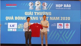 Ông Nguyễn Tuấn Thanh trao tặng áo kỷ niệm đến Phó Tổng biên tập Báo SGGP, trưởng BTC Giải thưởng QBV Việt Nam Nguyễn Nhật