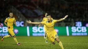 Văn Đức giành lại 1 điểm cho đội chủ nhà
