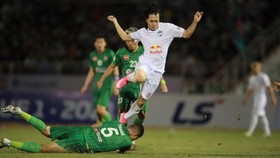 Văn Toàn nỗ lực thoát qua sự truy cản của Thiago. Ảnh: DŨNG PHƯƠNG