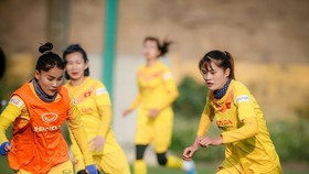 Chương Thị Kiều cùng các đồng đội trên sân tập