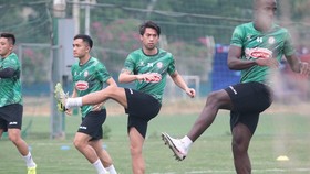 Lee Nguyễn trên sân tập chiều 22-1. Ảnh: Hữu Thành