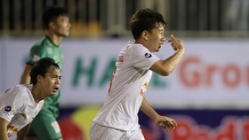 Văn Toàn và Minh Vương lập công cho HA.GL. Ảnh: DŨNG PHƯƠNG