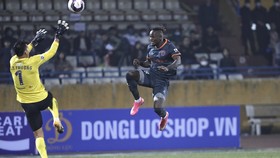 Mansaray đánh bại Tấn Trường ở bàn gỡ hòa 1-1. Ảnh: MINH HOÀNG