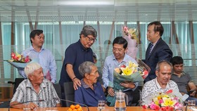 Ban tổ chức thăm hỏi sức khỏe ông Trần Kim Sang. Ảnh: DŨNG PHƯƠNG