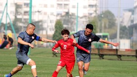 Hải Yến trong nỗ lực tranh bóng cùng các đàn anh cựu tuyển thủ