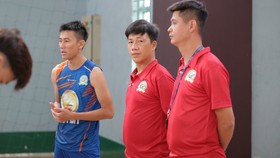 QBV futsal Việt Nam 2017 Vũ Quốc Hưng cùng HLV phó Tạ Đức Dũng phát biểu ở buổi ra mắt đội bóng