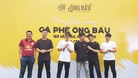 HLV Kiatisak cùng đại diện cầu thủ HAGL đến chia vui cùng Văn Toàn