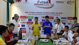 Đại diện các đội tại buổi họp kỹ thuật, bốc thăm ngày 8-4